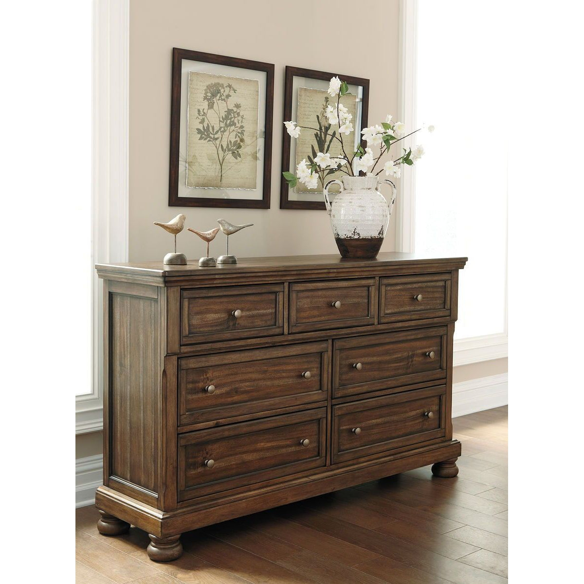 medium brown dresser Feddinger - Dresser